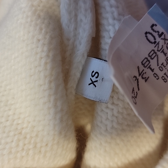 Embroidered love pompom sweater - Picture 3 of 4